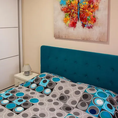 Happy Day Apartment *