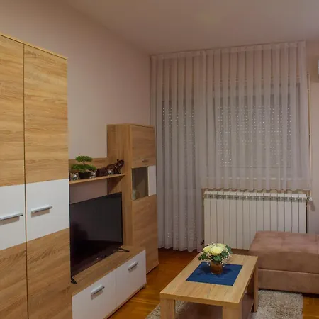 Happy Day Apartment *